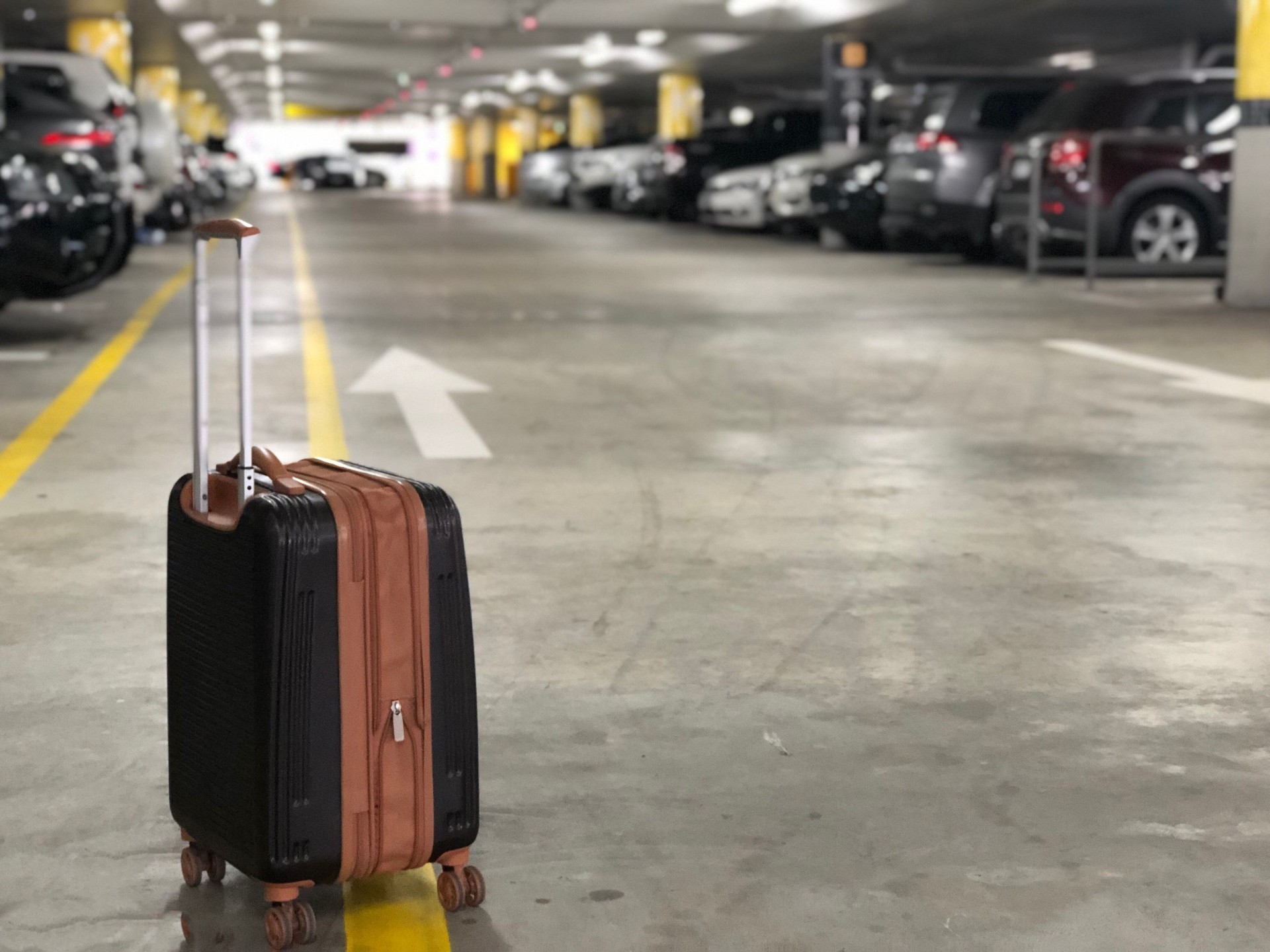 Convoyeur professionnel récupérant un véhicule à l'aéroport pour un transport express