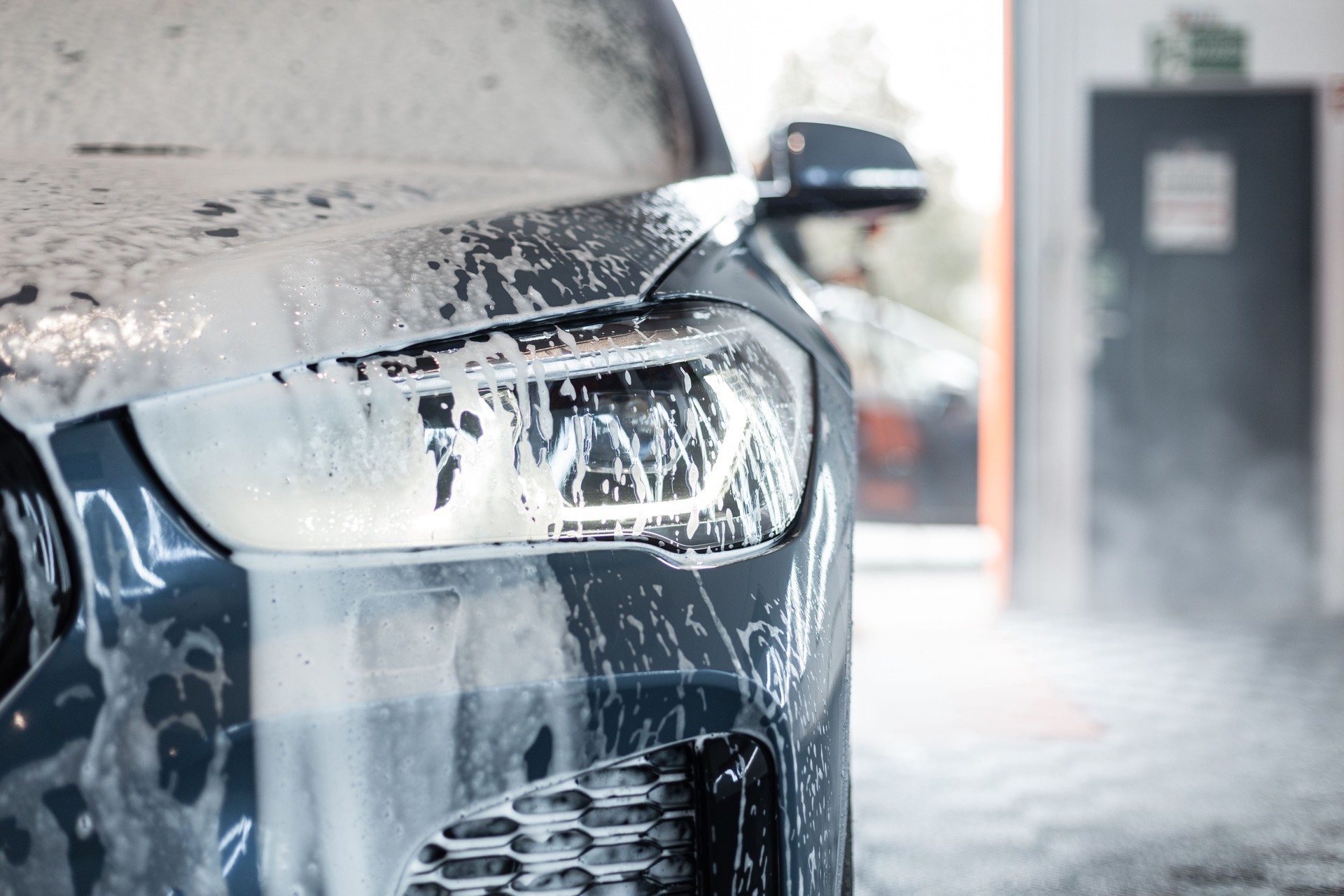 Lavage extérieur professionnel sur véhicule de luxe avant livraison
