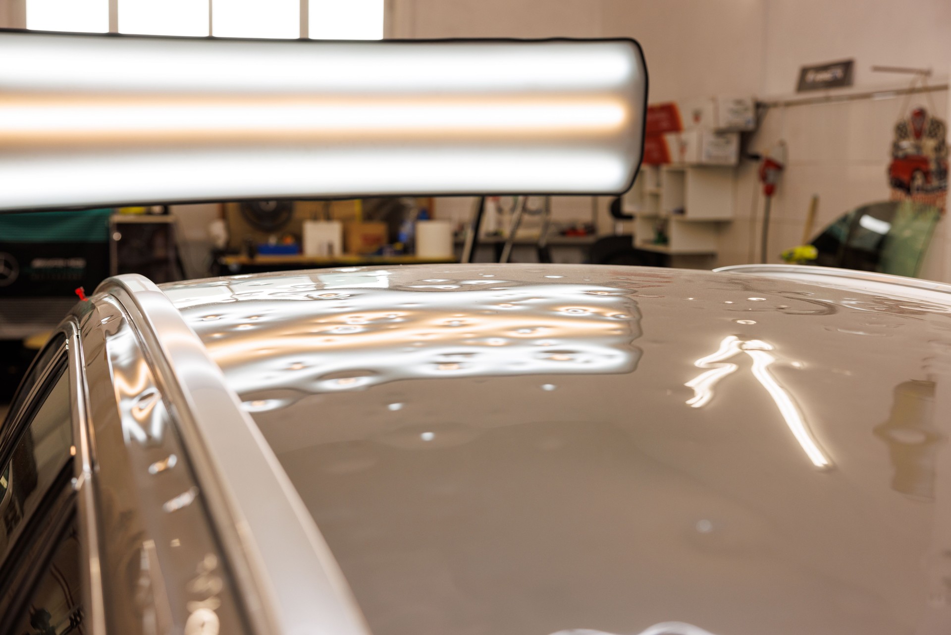 Débosselage sans peinture sur aile de voiture  Retouche peinture sur portière de véhicule de prestige